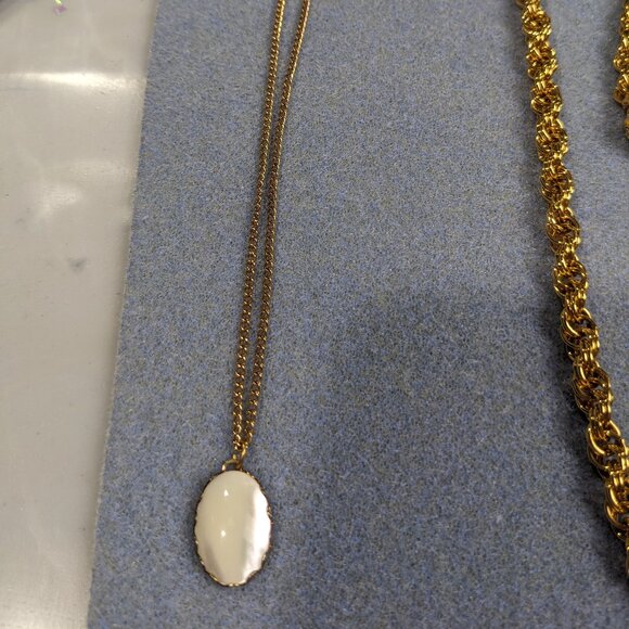 Gold Tone Jewelry Lot Necklaces & Ring 5 Piece Lot - Picture 9 of 9